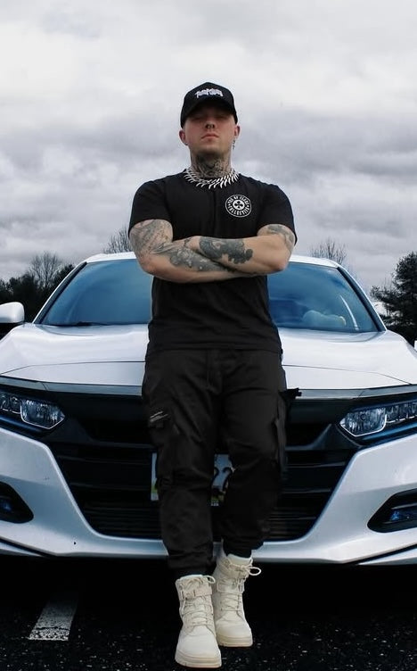 Alt model j.rich96 in TEN OF CLUBS Gunslinger Tee